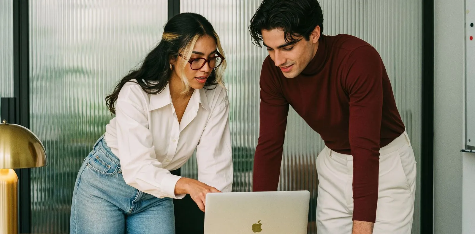 Duas pessoas analisando os números de uma campanha no escritório