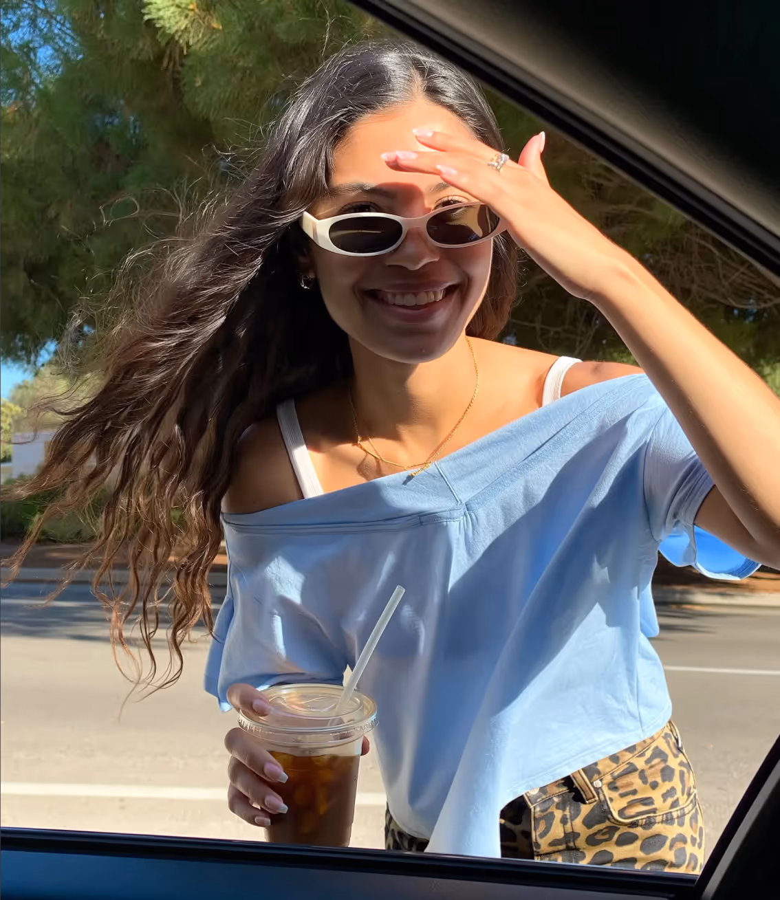 Criadora sorrindo com o celular na mão