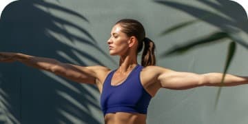 Mulher se alongando com os braços abertos
