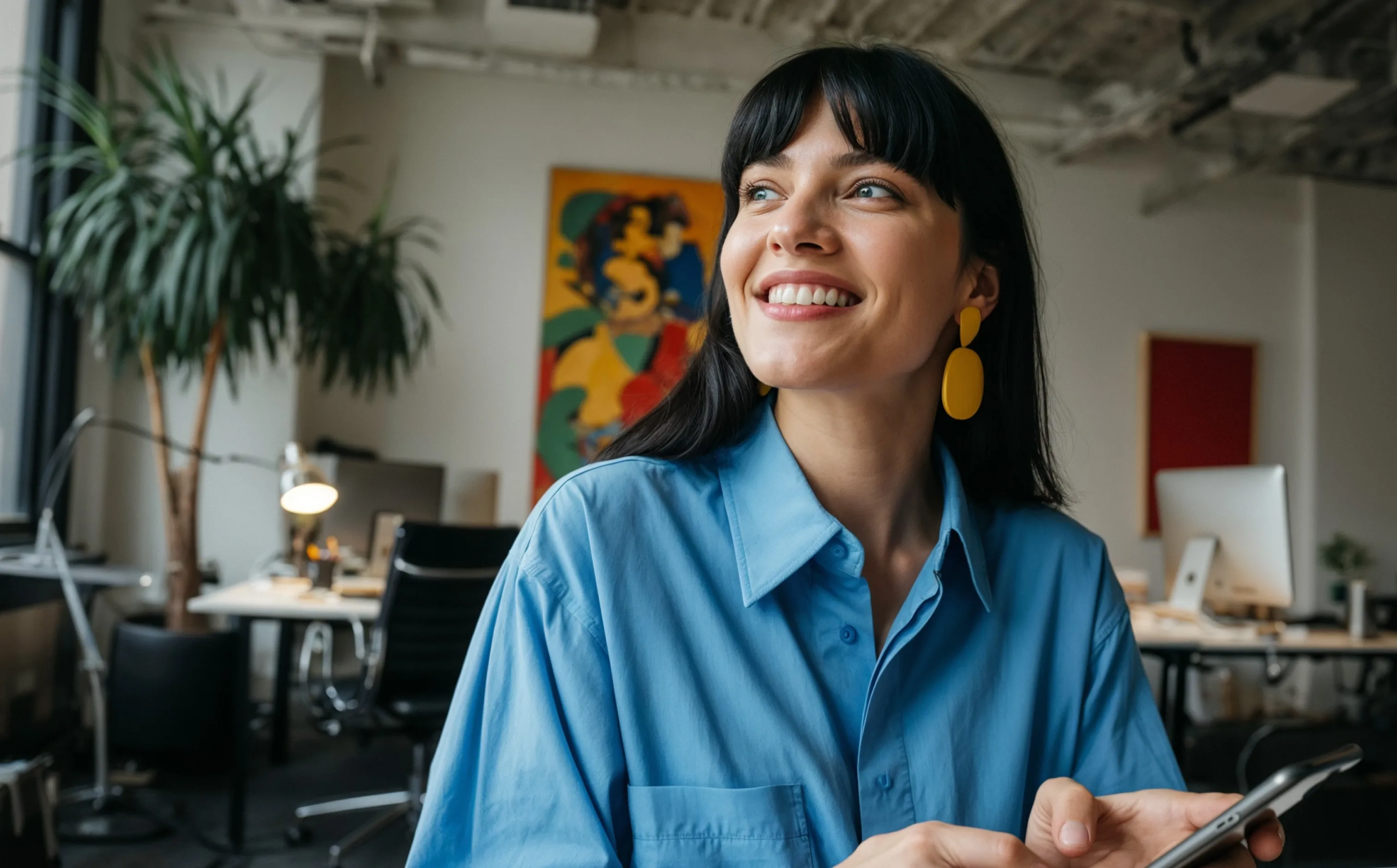 Mulher sorrindo em um escritório enquanto responde mensagens