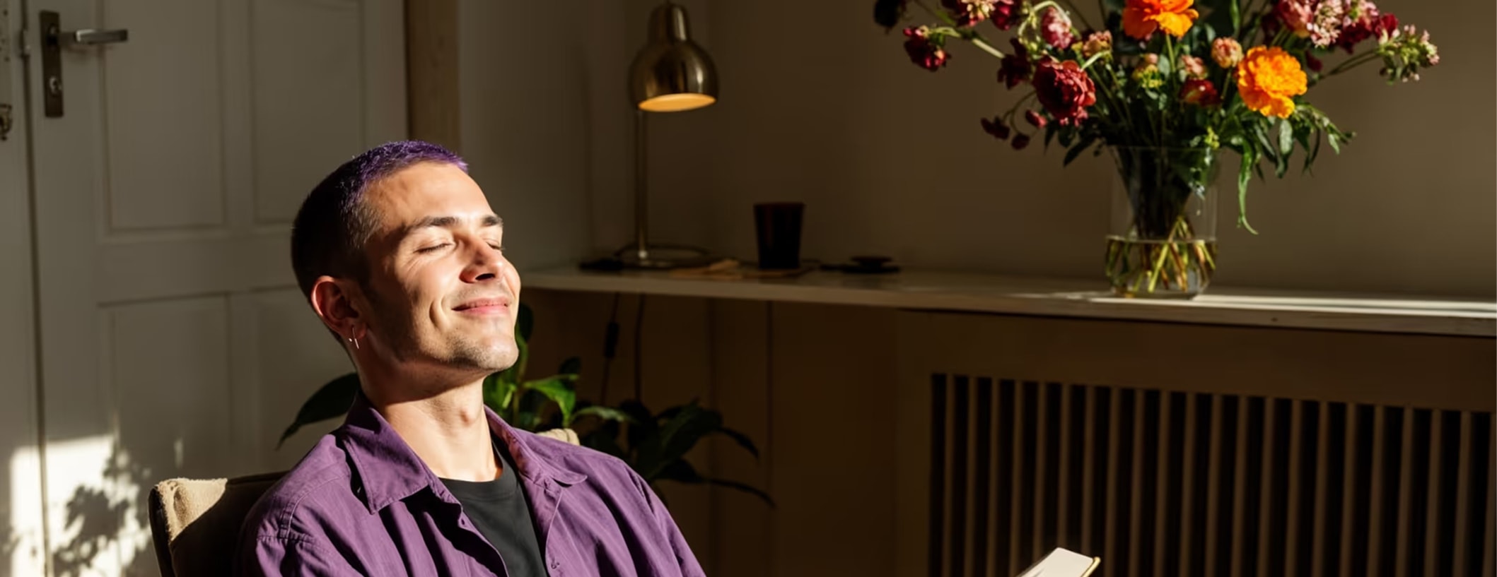 Homem sorrindo enquanto responde mensagens