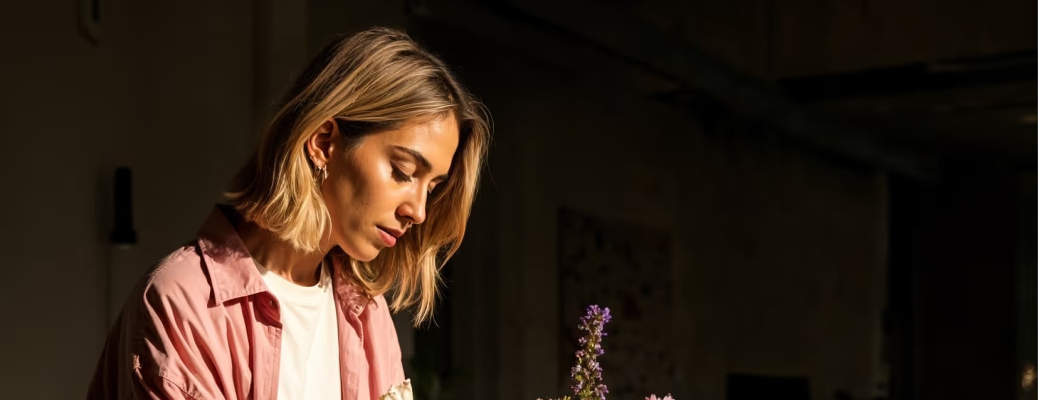 Mulher arrumando flores na loja